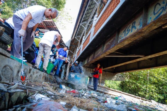 Kolaborasi DLH dan Kesbangpol Gresik: Angkut 640 Kg Sampah dan Tebar Semangat Nasionalisme